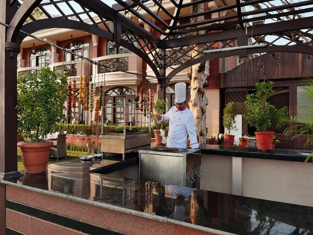 Ramada By Wyndham Mussoorie Mall Road Екстериор снимка