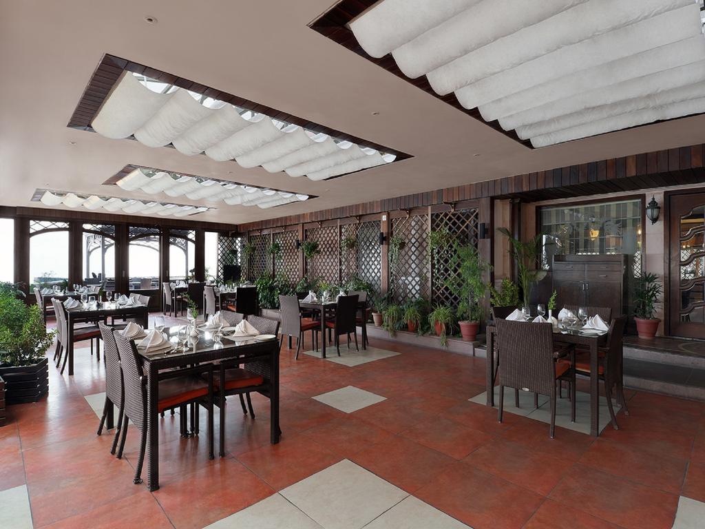 Ramada By Wyndham Mussoorie Mall Road Екстериор снимка